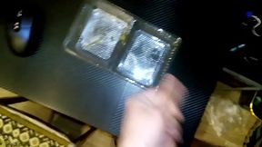 парень дрочит и  кончает в банку