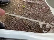 Pee Desperation auf dem Parkplatz