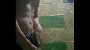 Masturb&aacute_ndome en el ba&ntilde_o