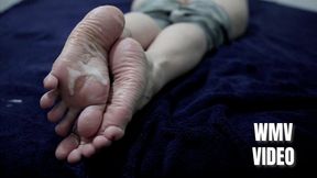 Showing off my ass to everyone while a dick fucks and masturbates on my soles (WMV VIDEO)