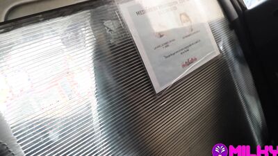 El taxista no puede contenerse y chupa las grandes tetas de Yorgelis Carrillo