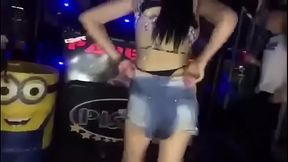 Novinha mostrando a calcinha no palco do baile funk