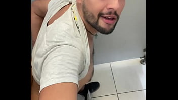 No banheiro eu n&atilde_o escolho n&atilde_o, pego quem tiver afim de uma boa sacanagem, pega e n&atilde_o se apega.