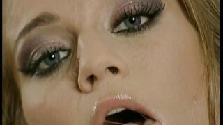 性感熟女丽塔·法尔托亚诺（Rita Faltoyano）深喉吞咽弗兰克·冈（Frank Gun）的巨根，随后他猛烈地插入她紧致的屁股。