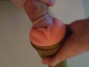 Una buena paja con juguete y una fuerte acabada antes de ir a trabajar