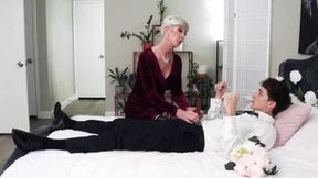 Blonde Foxxxy Darlin and experienced grannies Fiona Frost & Parker Ambrose share big cock in bedroom thre