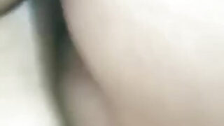 Puta sucia se deja follar el culo duro y luego empapada en bukkake