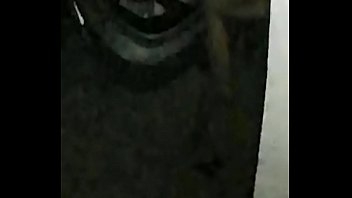 Dando o cuzinho na garagem a noite