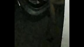 Dando o cuzinho na garagem a noite