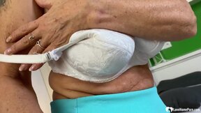 MILF gives a closeup of her cunt