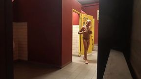 surpris durant une exhib dans des chiottes d'_autoroute