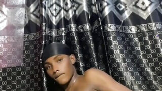 Amatör ung solo tjej slår hennes röv med en massiv svart dildo