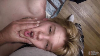 Ayah meniduri pantat kencang Tyler Blue, seorang pemuda perawan, tanpa kondom.