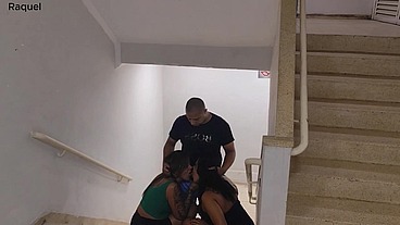 Eu estava de olho no marido da minha amiga, então arrisquei e propus um ménage a Trois quando nos encontramos nas escadas , ali mesmo eles toparam e começamos uma brincadeira gostosa .