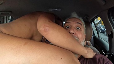 Mc Fiama entra no carro tira a roupa e vai de boca mamar o motorista