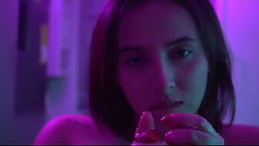 Latina grande y sensual te ense&ntilde_a como posar y masturbarse con la comida