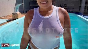 Blusinha transparente na piscina