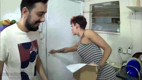 entregador ou mamador? sabrina prezotte colocando o entregador para mamar em seu grande pau e enchendo sua boca de leite...