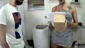entregador ou mamador? sabrina prezotte colocando o entregador para mamar em seu grande pau e enchendo sua boca de leite...