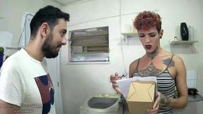 entregador ou mamador? sabrina prezotte colocando o entregador para mamar em seu grande pau e enchendo sua boca de leite...