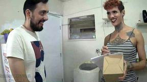 entregador ou mamador? sabrina prezotte colocando o entregador para mamar em seu grande pau e enchendo sua boca de leite...