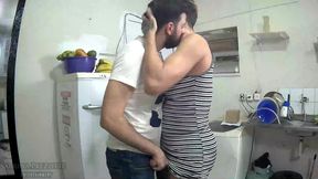 entregador ou mamador? sabrina prezotte colocando o entregador para mamar em seu grande pau e enchendo sua boca de leite...