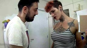 entregador ou mamador? sabrina prezotte colocando o entregador para mamar em seu grande pau e enchendo sua boca de leite...