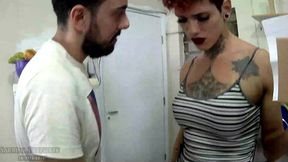 entregador ou mamador? sabrina prezotte colocando o entregador para mamar em seu grande pau e enchendo sua boca de leite...