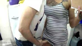 entregador ou mamador? sabrina prezotte colocando o entregador para mamar em seu grande pau e enchendo sua boca de leite...