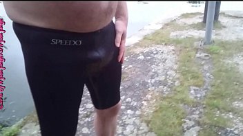 Speedo Urinieren am Kanal **Outdoor Spa&szlig_**