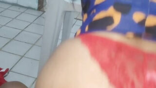 Eine geile Schlampe mit großem Arsch lässt sich ihren engen Arsch mit Robs klebrigem Sperma füllen.