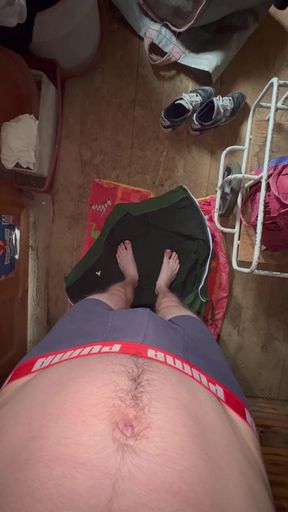 Teen twink pees and pisses in amateur pee-pissing session