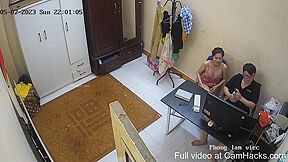 Busty Vietnamese seduce boyfriend while he was working 1449
