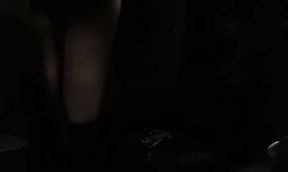 julia tire une pipe dans la voiture