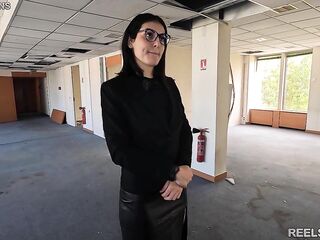 Real Estate Agent Cheats on Her Boyfriend, Gets Anal Drilled During Visit by Fake Clients !!!