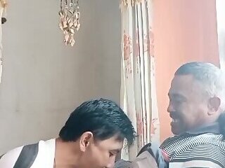 Kakek lokal ganteng kontol keras muncrat didalam lubang belakang