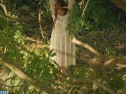 Il la regarde dans la foret et ils font l amour contre un arbre. Voyeur et exhibitionniste