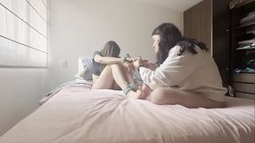 Amarro a mi esclava y le ense&ntilde_o a ser obediente mientras le pinto las u&ntilde_as y le hago cosquillas