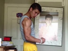 Muscular Hunk Masturbates on Webcam