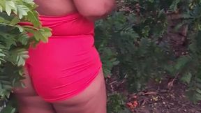 crente safada colhendo frutas