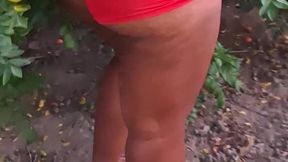 crente safada colhendo frutas