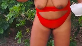 crente safada colhendo frutas