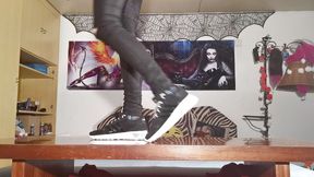 Walking in my black and white sneaker - Beth Kinky
