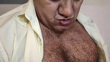 YURI GAÚCHO - URSO BRASILEIRO MEGA DOTADO MACETANDO O PAU - GOZADA FARTA DO MACHO LEITADOR