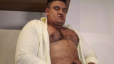 YURI GAÚCHO - URSO BRASILEIRO MEGA DOTADO MACETANDO O PAU - GOZADA FARTA DO MACHO LEITADOR