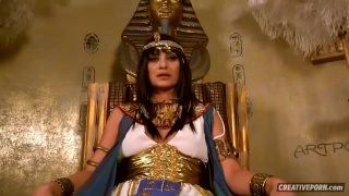 Een cosplayer van Cleopatra wordt aan het spit geroosterd door haar trouwe onderdanen.