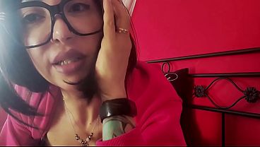 ti so ipnotizzare col potere della fica e le bestemmie- hot italian mistress middle finger