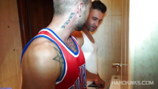 Tatuerad slav Frank Valencia bunden och barbacka knullad av dominerande pappa