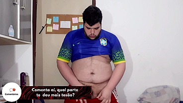 Punheta Depois do Futebol - Nada melhor que gozar depois do esporte e de ver meus amigos héteros correndo de short, suados e com o pau balançando - Fernando Devil Solo