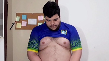 Punheta Depois do Futebol - Nada melhor que gozar depois do esporte e de ver meus amigos héteros correndo de short, suados e com o pau balançando - Fernando Devil Solo